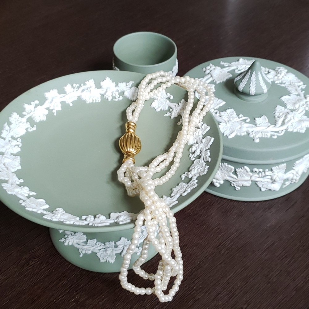 🔥HP🔥VTG Wedgwood Jasperware, grapevine, plate on a stand, light green - Picture 8 of 8